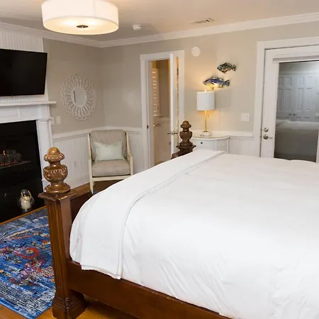 The Burrus House Inn Waterfront Suites-3
