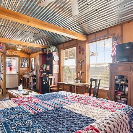 Artesia Hilltop Cabin-3