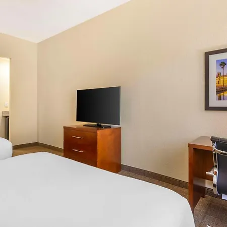 Comfort Inn & Suites Northeast - Gateway-2