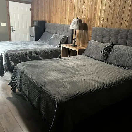 Parkway Yellowstone Guest House Room #1-3