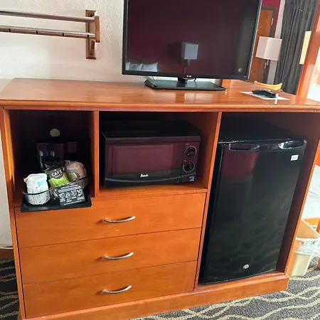 Econo Lodge Inn & Suites-3