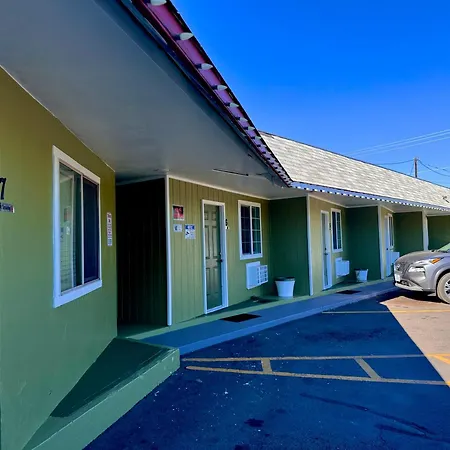 Chalet Motel - Affordable Stay In Central Bend-3