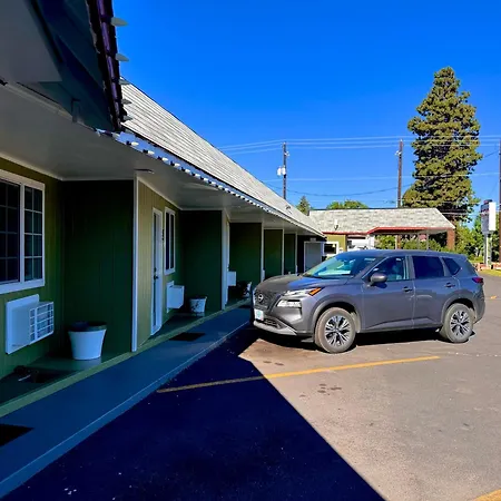 Chalet Motel - Affordable Stay In Central Bend-2