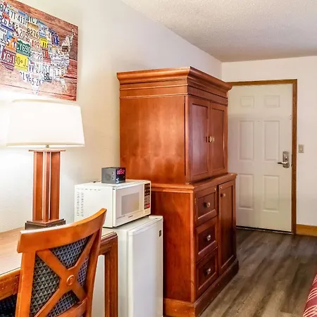Econo Lodge Inn & Suites Madras-2