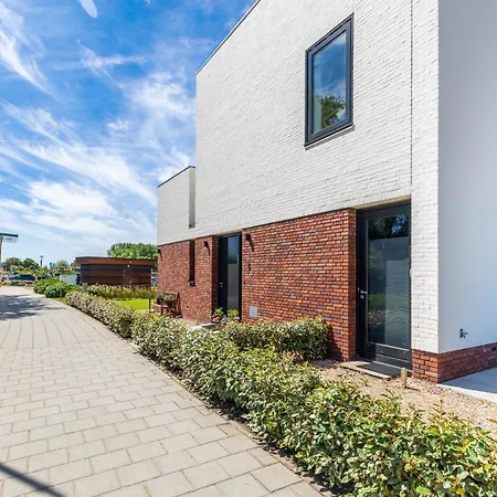 Roosjesweg 2 Luxe studio 400 meter van strand met parkeerplaats-2