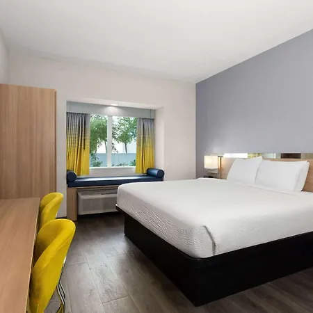 Microtel Inn & Suites By Wyndham Panama City-3