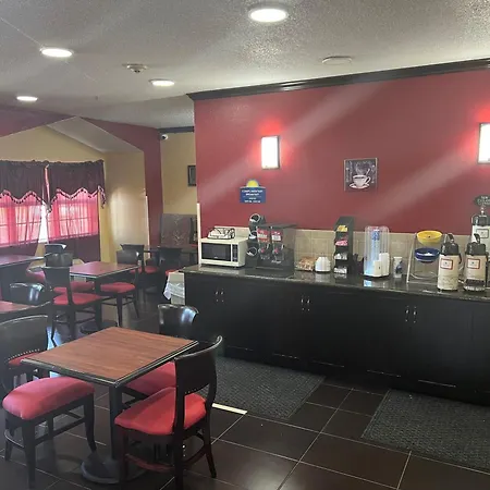 Days Inn & Suites By Wyndham Hutchinson-2