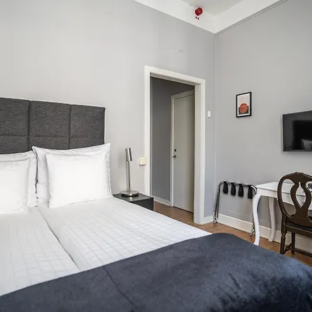 Queen's Hotel-2
