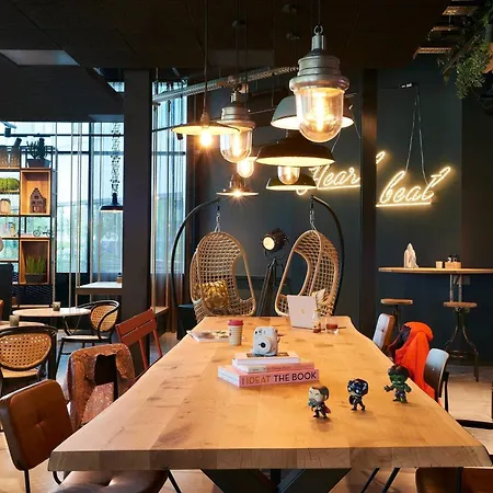 Moxy Amsterdam Schiphol Airport-2