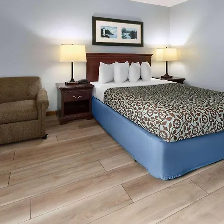 Days Inn By Wyndham Iron Mountain-3