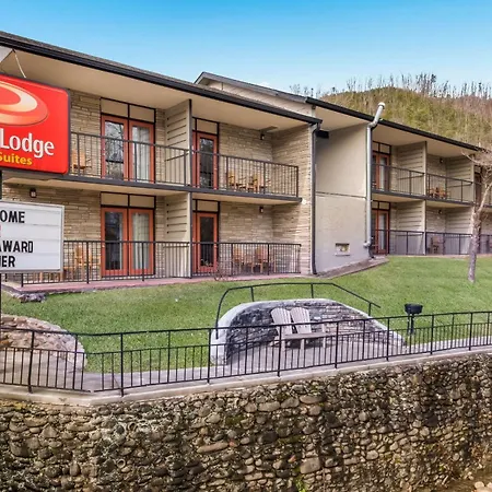 Econo Lodge Inn & Suites On The River-3