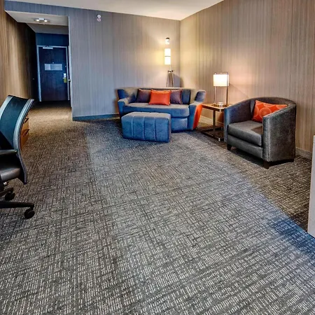 Courtyard By Marriott Westbury Long Island-2