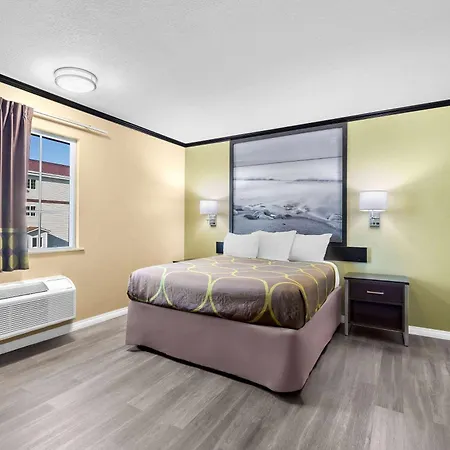 Super 8 By Wyndham Crescent City-3