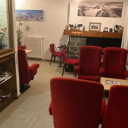 Hotel La Chaumière Garage Moto gratuit À 150 m de la gare SNCF et TMB-3