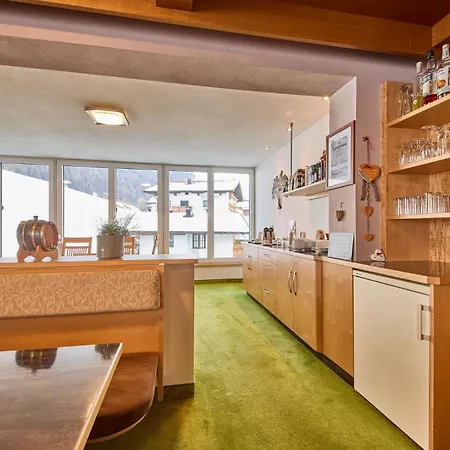 Hotel Garni Tirol-3