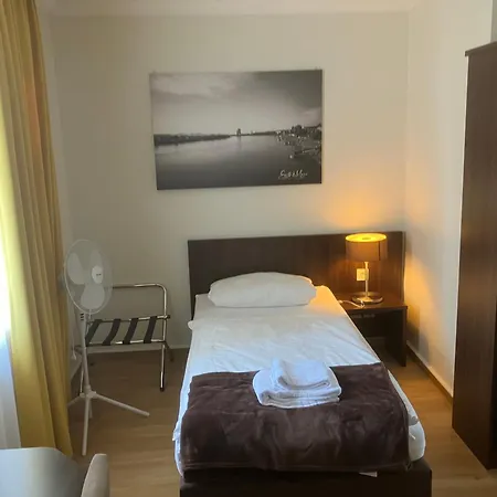 Hotel Mercedes - Self Check-In-3