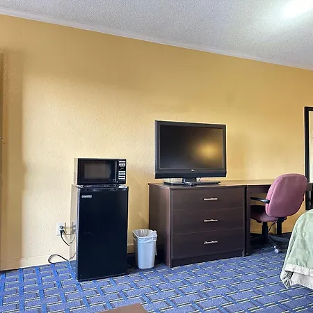 Rodeway Inn & Suites Plymouth Hwy 64-2