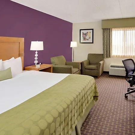 Ramada By Wyndham Marquette-3