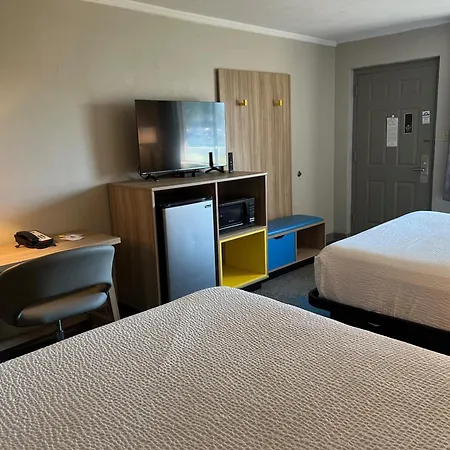 Days Inn By Wyndham Hays-3