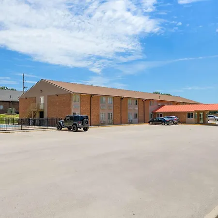 Econo Lodge Emporia-3