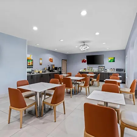 Quality Inn & Suites Manhattan-3