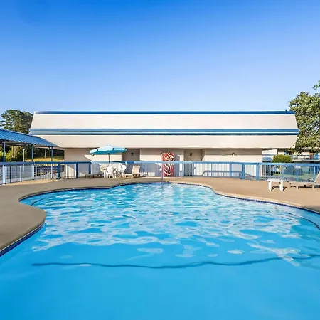Super 8 By Wyndham Commerce-3