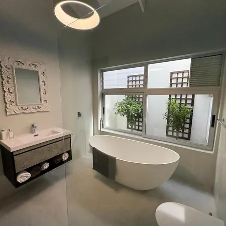 Sixteen Guesthouse On Main-2