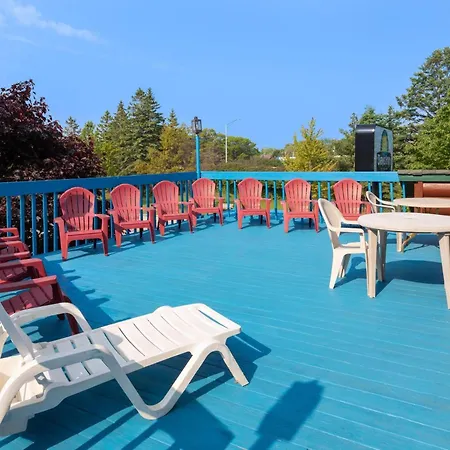 Days Inn By Wyndham Mackinaw City - Bridgeview Area-3