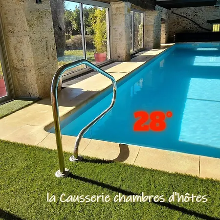 La Causserie, Chambre d'Hôtes avec piscine interieure, pour vous seuls !-2