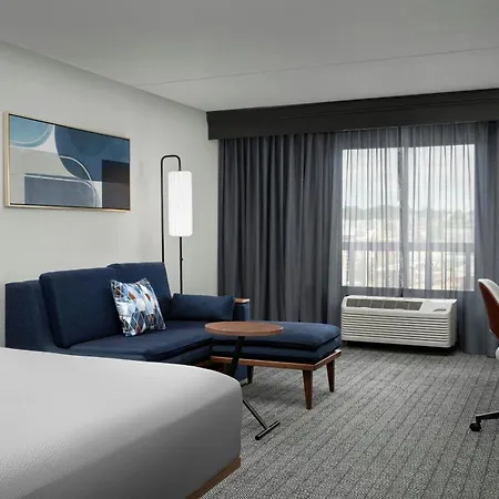 Courtyard By Marriott Bloomington-3
