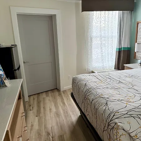 New 2026-Ocean Sands Beach Boutique Inn-24Hr Sauna And Salt-Mineral Pool-Free Beach Bikes And Famous Beach-Fresh Baked Cookies-Popcorn-In Room Bathrobes-Sunscreen-65 Inch Tvsnetflix-Bedside Candy-Free Laundry- 4 Grand Black Beds-Call & Save-1-252-Aha-2