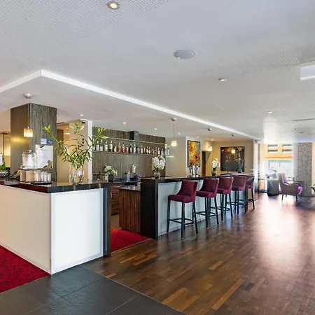 Plaza Premium Salzburg-3