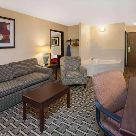 Days Inn & Suites By Wyndham Madison Heights Mi-3