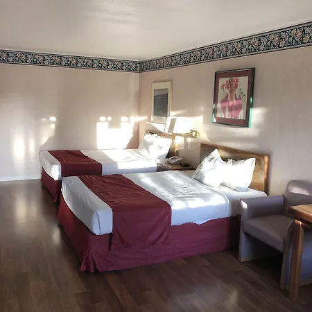Travelodge By Wyndham Mackinaw City-3
