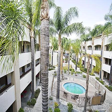 Hotel D'Lins Ontario Airport-2