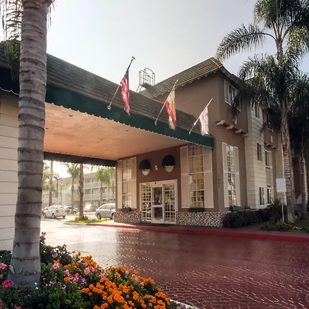 Ramada By Wyndham Costa Mesa/Newport Beach-3