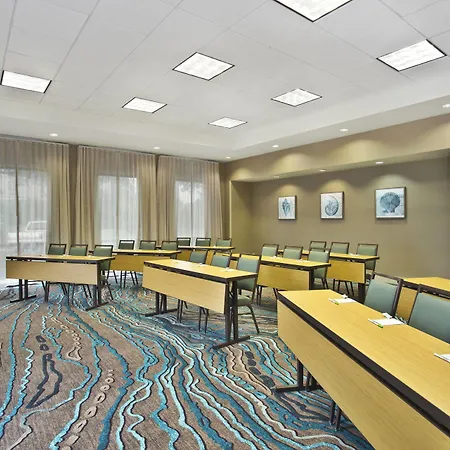 Courtyard By Marriott Gulfport Beachfront-3