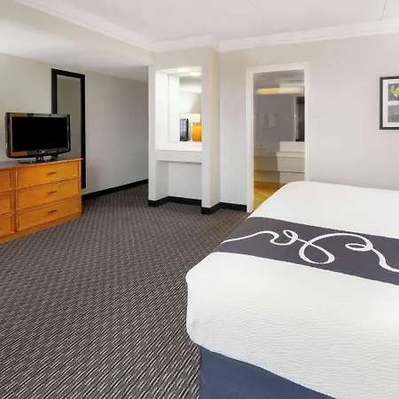 Super 8 By Wyndham The Woodlands North-2