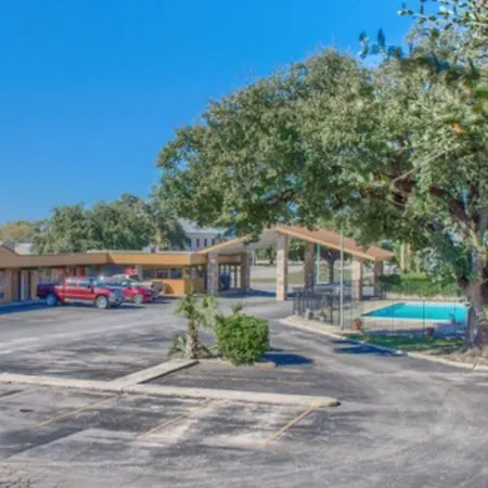 Americas Best Value Inn Uvalde-3