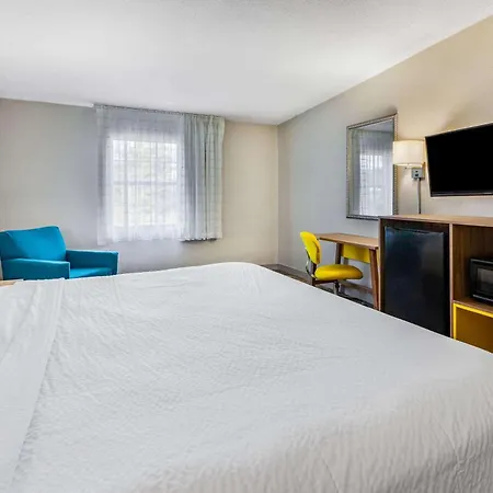 Days Inn By Wyndham Roanoke Hollins Near I-81-3