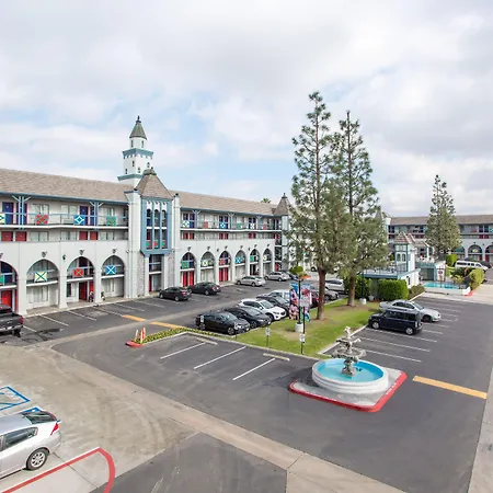 Castle Inn And Suites Anaheim-2