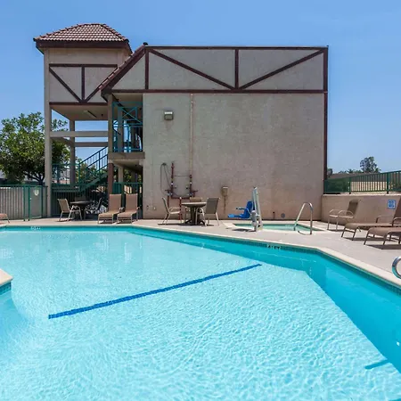 Howard Johnson By Wyndham Norco-2