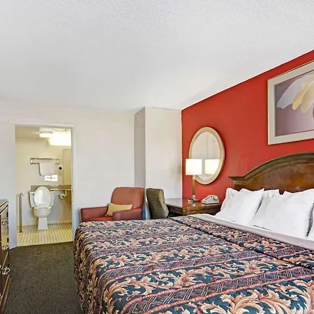 Days Inn By Wyndham Norfolk Military Circle-3