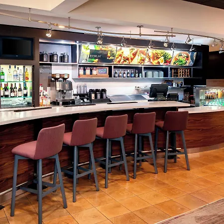 Courtyard By Marriott Savannah Midtown-3