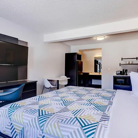 Econo Lodge-3