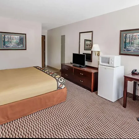 Super 8 By Wyndham Crystal Lake-3