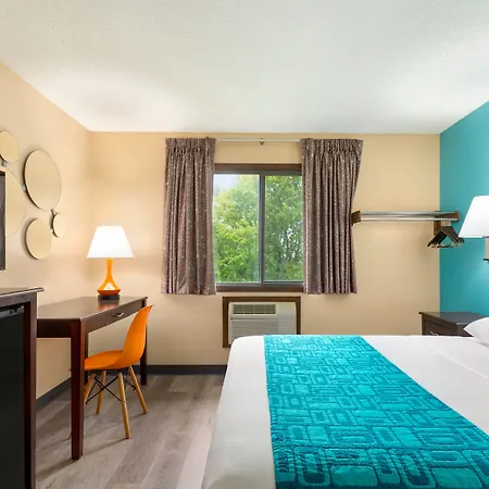 Howard Johnson By Wyndham Waterloo/Cedar Falls-3