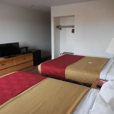 Travelodge By Wyndham Escanaba-2