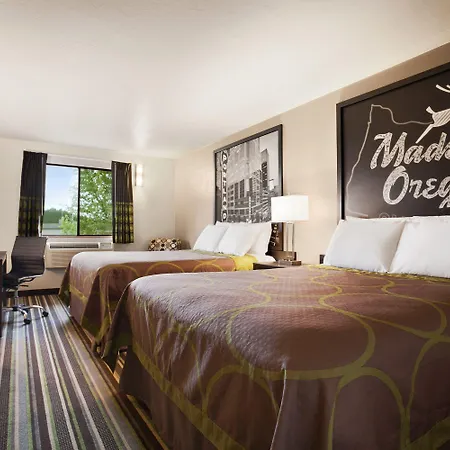 Super 8 By Wyndham Woodburn-2