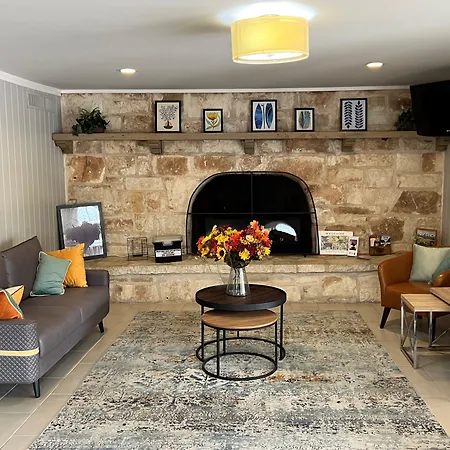 Sunday House Inn And Suites-3